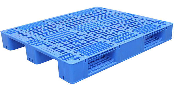 Who is more cost-effective between plastic pallet and molded wood pallet? 1 plastic pallet